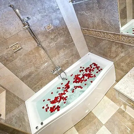 Apartamento luxuoso com excelente localização. Apenas 10 minutos a pé da lendária Bilheteira do Castelo de SãoJorge Appartamento