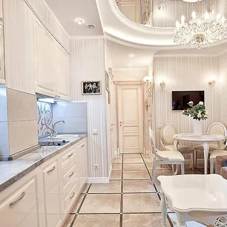 Apartamento luxuoso com excelente localização. Apenas 10 minutos a pé da lendária Bilheteira do Castelo de SãoJorge Apartamento *